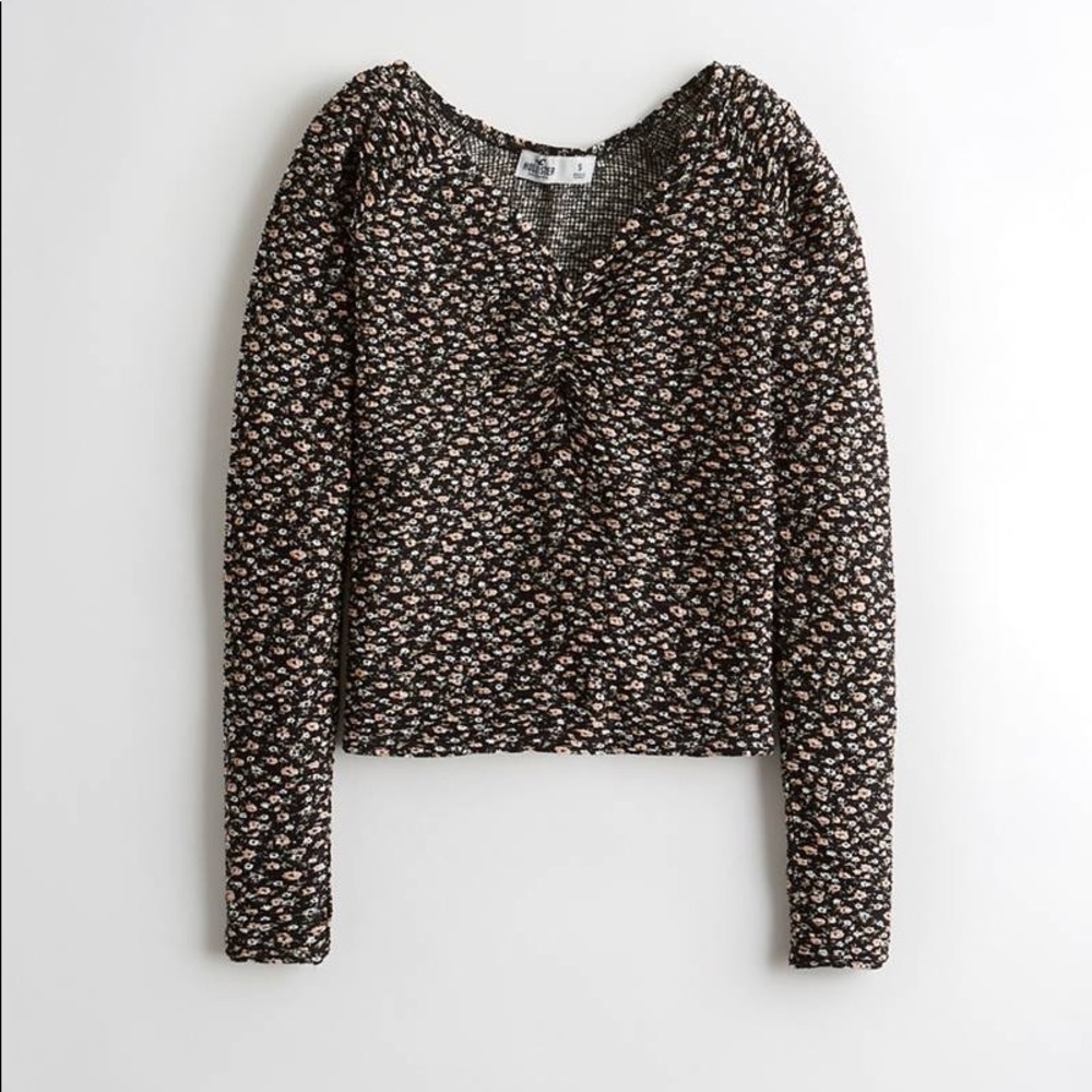 🎄 Hollister cinch front textured top black floral L